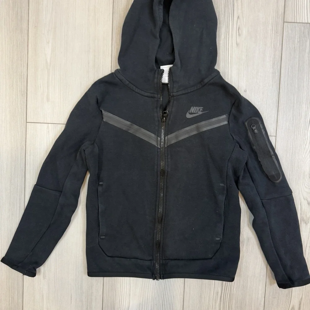 Nike‎ Tech Fleece Sweatshirt Hoodie Boys Size Small Black Standard Fit CU9223